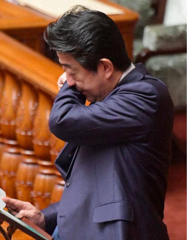 安倍晋三|7小时后，被疫情与经济压垮的安倍出院了