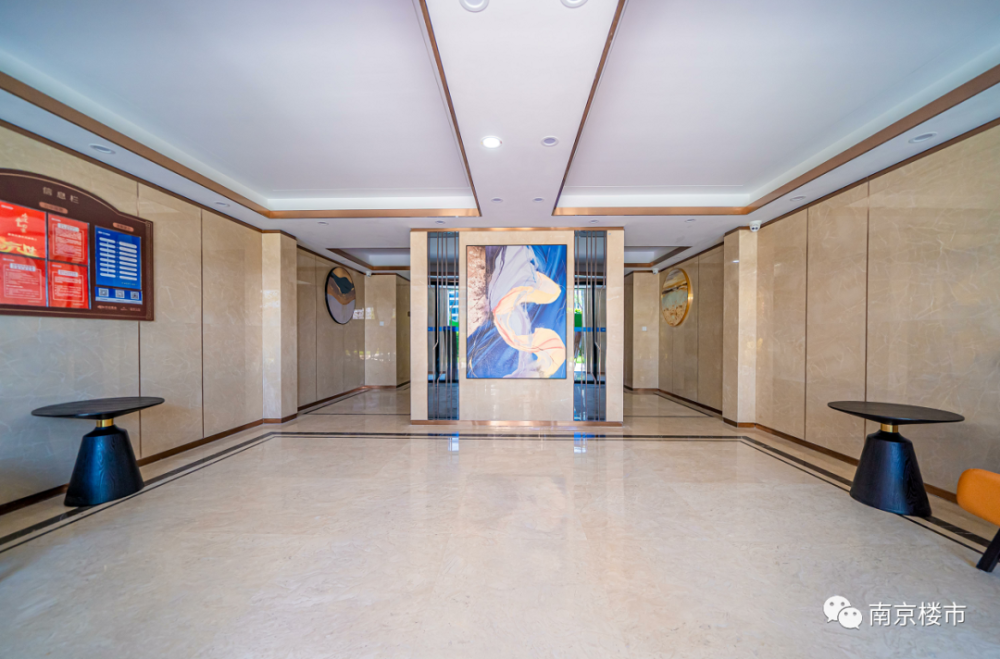 145㎡入户大堂,地面墙面全部瓷砖铺设,顶部还有金属包边,细节满分.