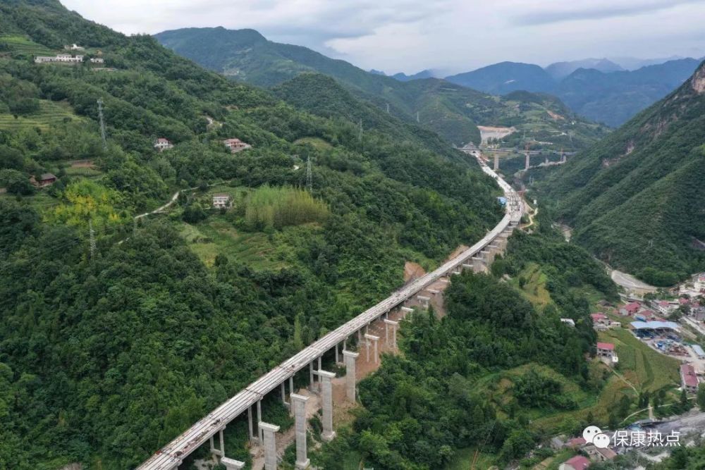 工人在保神高速公路保康縣馬橋鎮桃坪河1號大橋施工