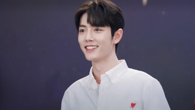 肖战|肖战情人节直播，造型意外曝出演《王牌》可能性，反复出现的一个举动显卑微