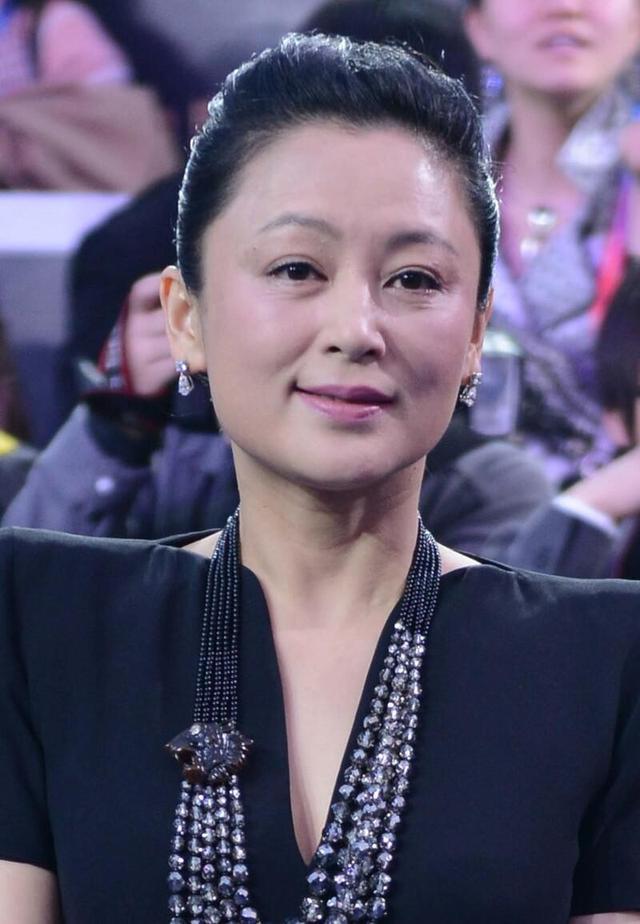 有一种气质叫陈红,穿黑色裙子清纯甜美,方脸更有"东方美"