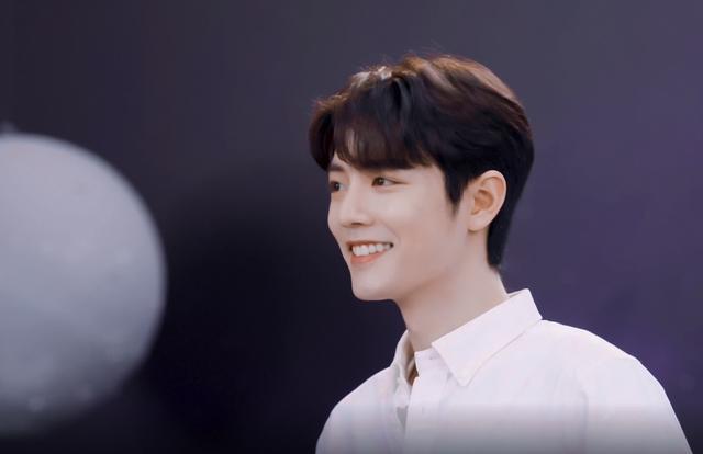 肖战|肖战直播惊艳亮相，镜头怼脸拍曝光真实颜值，粉丝：太惊艳了！