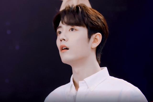 肖战|肖战直播惊艳亮相，镜头怼脸拍曝光真实颜值，粉丝：太惊艳了！