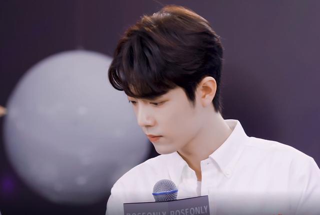 肖战|肖战直播惊艳亮相，镜头怼脸拍曝光真实颜值，粉丝：太惊艳了！