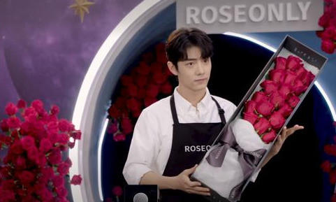 肖战|肖战直播惊艳亮相，镜头怼脸拍曝光真实颜值，粉丝：太惊艳了！