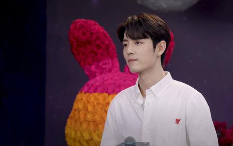 肖战|肖战直播惊艳亮相，镜头怼脸拍曝光真实颜值，粉丝：太惊艳了！