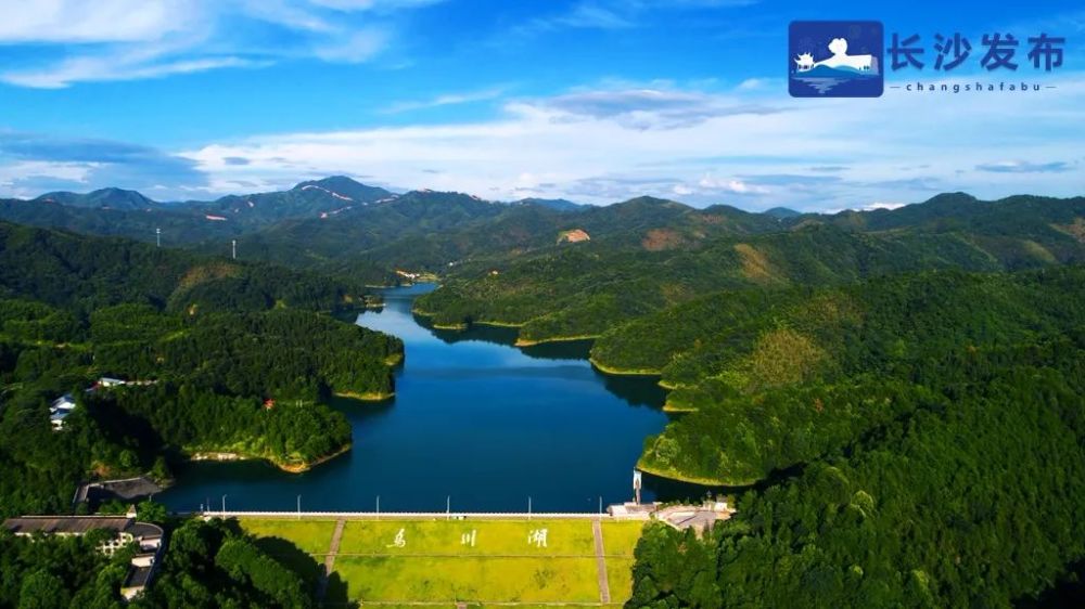 龙华山坐落于金井镇,海拔604米,为长沙县境内第一高峰.黄爱明 摄