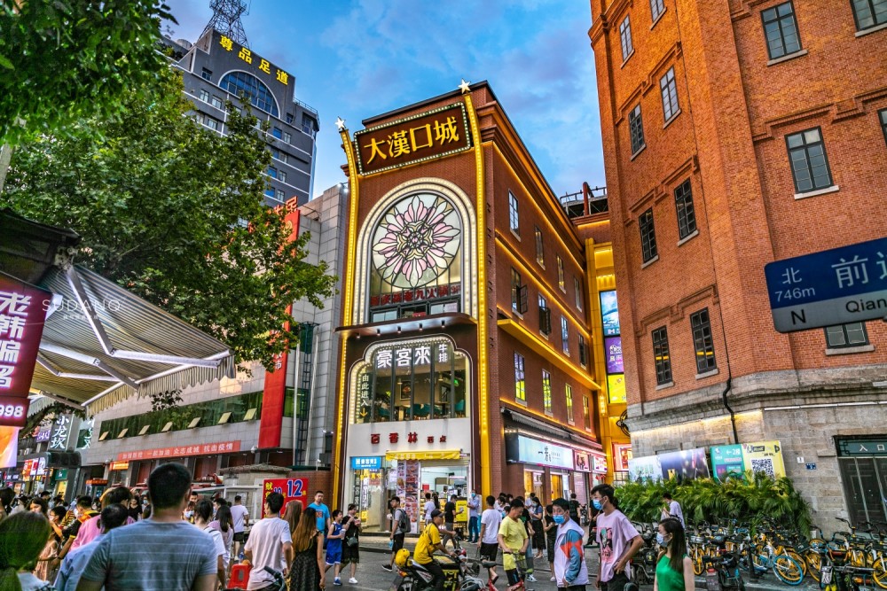 武汉人不去户部巷?汉口水塔美食街人气旺盛,物价与户部巷差不多