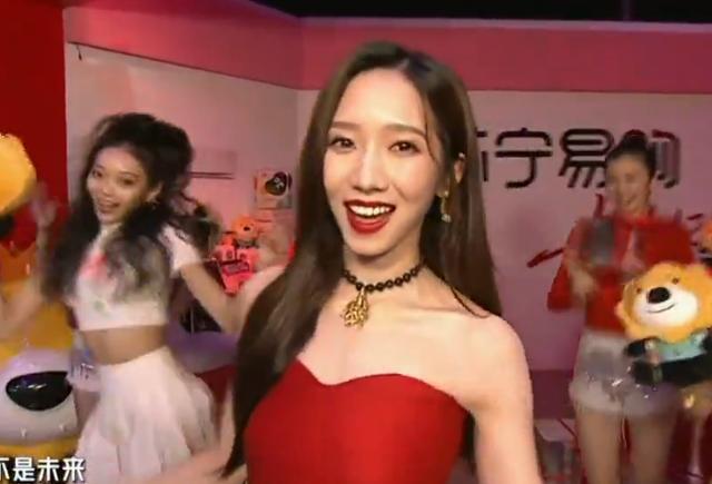 电音|超级秀晚会现场：群星演唱自带电音，打光诡异毛晓彤秒变180斤