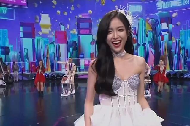 电音|超级秀晚会现场：群星演唱自带电音，打光诡异毛晓彤秒变180斤