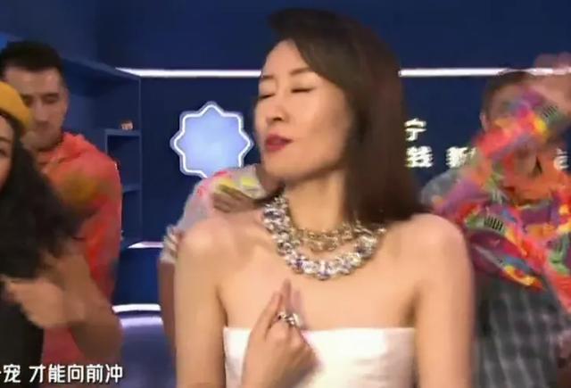 电音|超级秀晚会现场：群星演唱自带电音，打光诡异毛晓彤秒变180斤