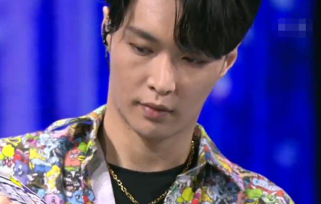 电音|超级秀晚会现场：群星演唱自带电音，打光诡异毛晓彤秒变180斤