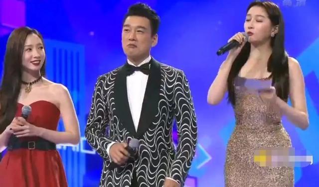 电音|超级秀晚会现场：群星演唱自带电音，打光诡异毛晓彤秒变180斤