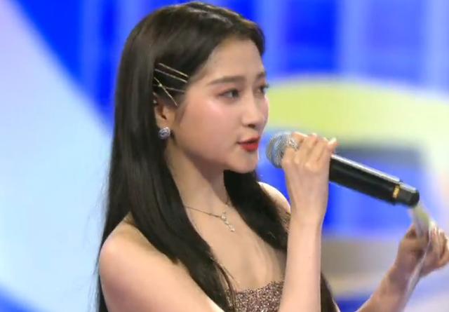 电音|超级秀晚会现场：群星演唱自带电音，打光诡异毛晓彤秒变180斤