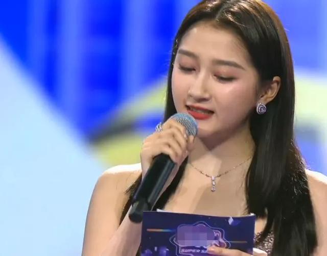 电音|超级秀晚会现场：群星演唱自带电音，打光诡异毛晓彤秒变180斤