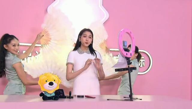 电音|超级秀晚会现场：群星演唱自带电音，打光诡异毛晓彤秒变180斤