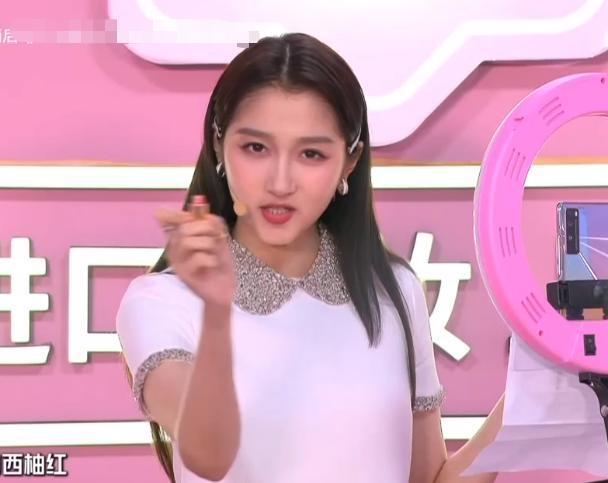 电音|超级秀晚会现场：群星演唱自带电音，打光诡异毛晓彤秒变180斤