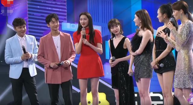 电音|超级秀晚会现场：群星演唱自带电音，打光诡异毛晓彤秒变180斤