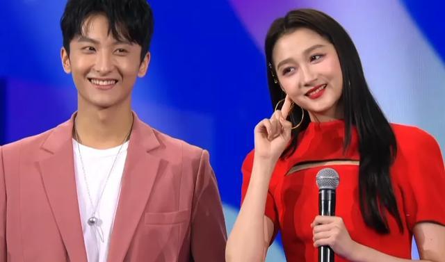 电音|超级秀晚会现场：群星演唱自带电音，打光诡异毛晓彤秒变180斤