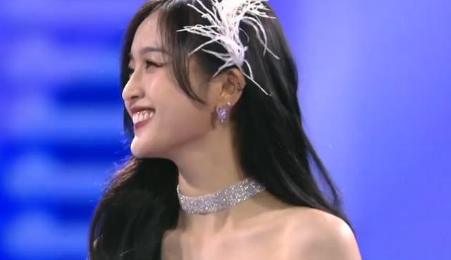 电音|超级秀晚会现场：群星演唱自带电音，打光诡异毛晓彤秒变180斤