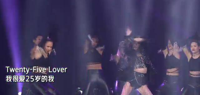 电音|超级秀晚会现场：群星演唱自带电音，打光诡异毛晓彤秒变180斤