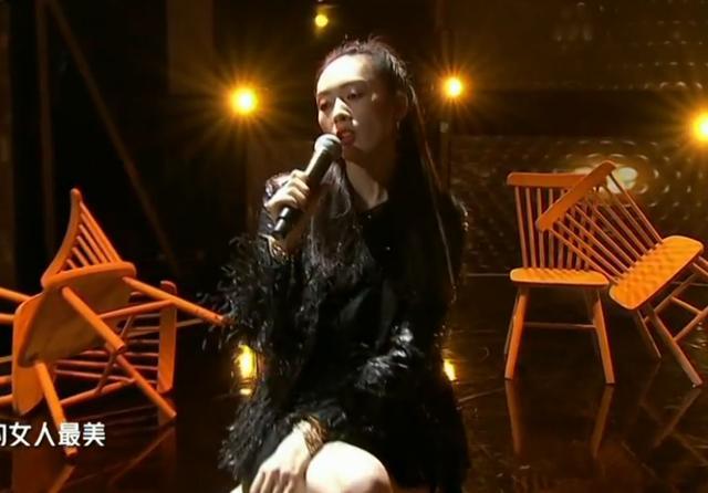电音|超级秀晚会现场：群星演唱自带电音，打光诡异毛晓彤秒变180斤