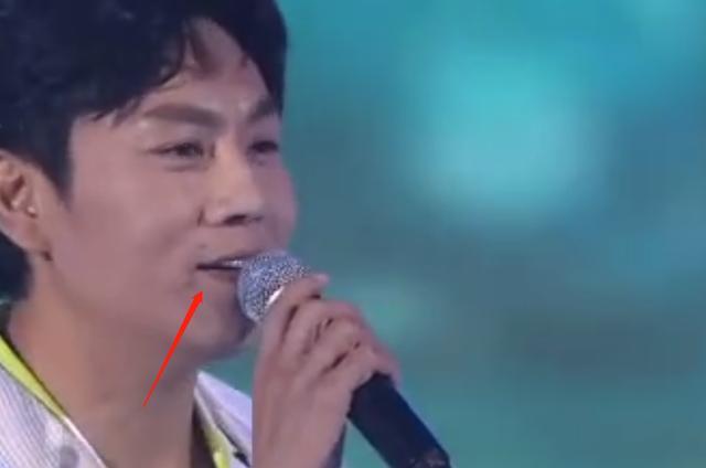 电音|超级秀晚会现场：群星演唱自带电音，打光诡异毛晓彤秒变180斤