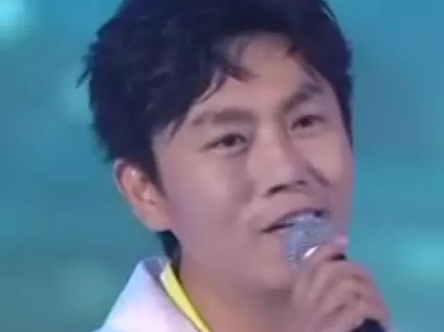 电音|超级秀晚会现场：群星演唱自带电音，打光诡异毛晓彤秒变180斤