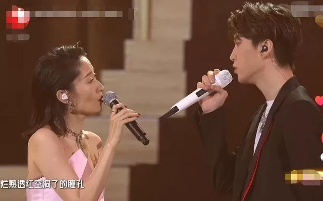 电音|超级秀晚会现场：群星演唱自带电音，打光诡异毛晓彤秒变180斤