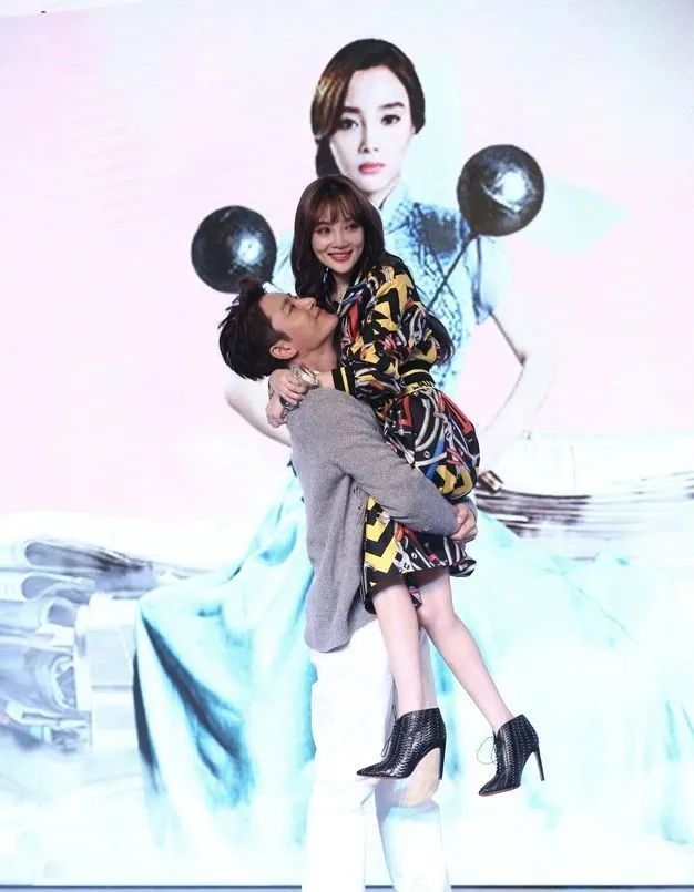 他俩这是亲上了这波营业用力过猛了吗