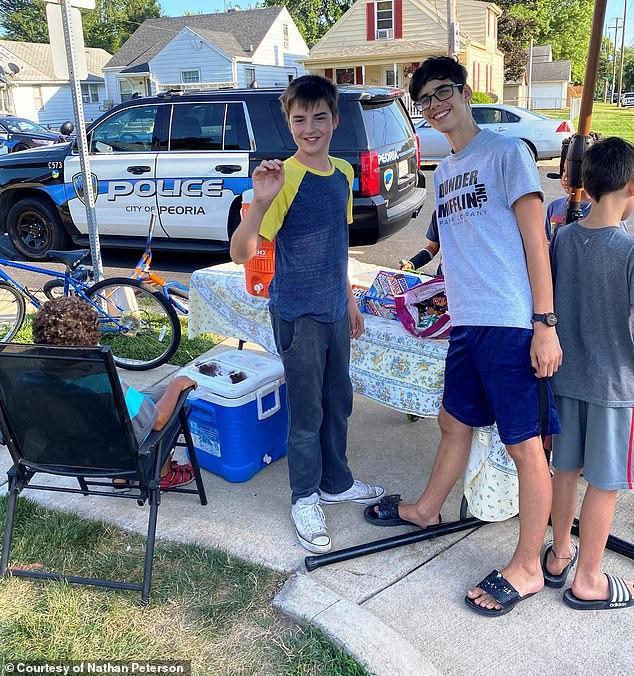 抢劫|美2男孩摆摊卖柠檬水，遭持枪歹徒抢劫！事后成旺铺，获小镇募捐