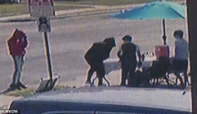 抢劫|美2男孩摆摊卖柠檬水，遭持枪歹徒抢劫！事后成旺铺，获小镇募捐