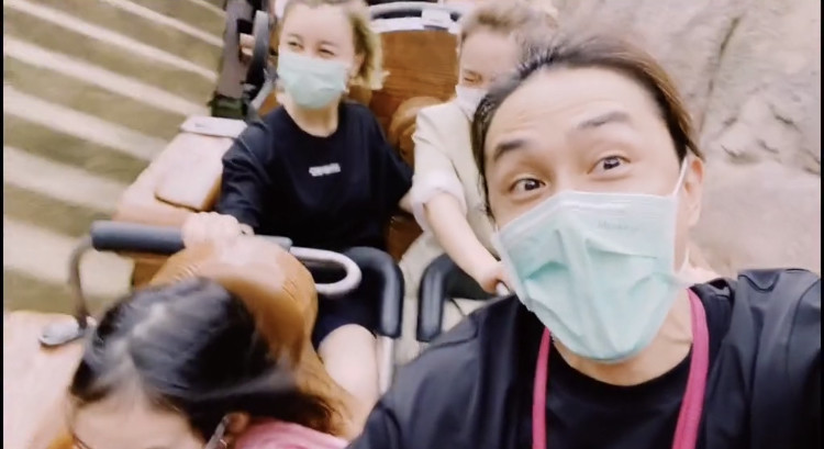 李承铉|戚薇李承铉携女儿游乐园度亲子时光，Lucky露正脸可爱十足