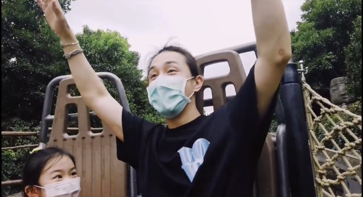 李承铉|戚薇李承铉携女儿游乐园度亲子时光，Lucky露正脸可爱十足