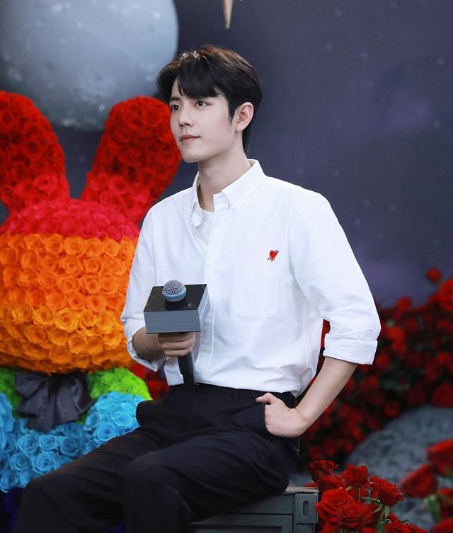 肖战|120万人卡爆直播？肖战复出直播热度惊人，帅气依旧眼神难掩倦怠