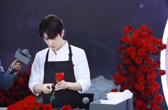 肖战|120万人卡爆直播？肖战复出直播热度惊人，帅气依旧眼神难掩倦怠