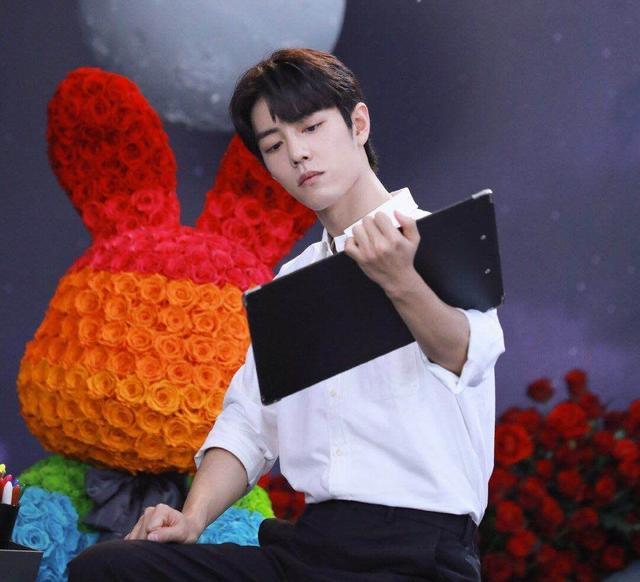 肖战|120万人卡爆直播？肖战复出直播热度惊人，帅气依旧眼神难掩倦怠