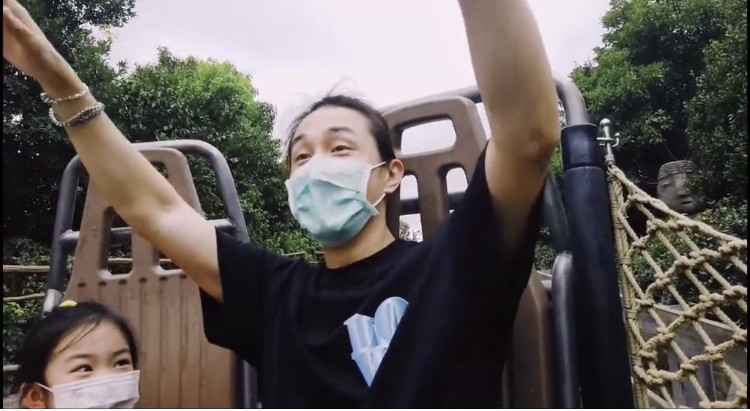 李承铉|戚薇李承铉携女儿游乐园度亲子时光，Lucky露正脸可爱十足