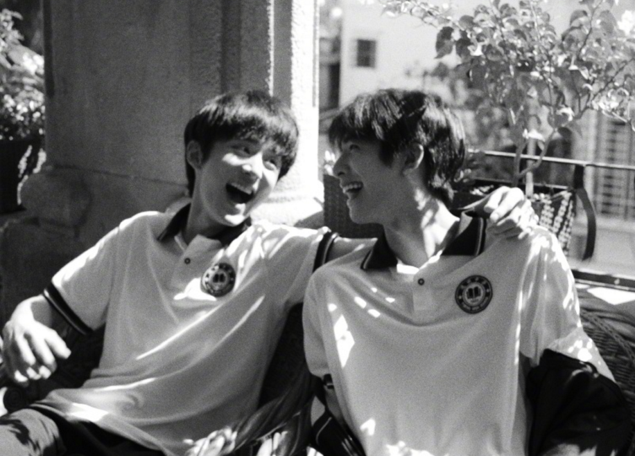 谭松韵晒宋威龙张新成合照看到评论区留言和谁关系更好很明显