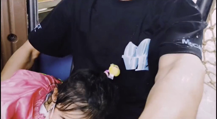 李承铉|戚薇李承铉携女儿游乐园度亲子时光，Lucky露正脸可爱十足