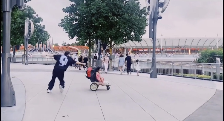 李承铉|戚薇李承铉携女儿游乐园度亲子时光，Lucky露正脸可爱十足