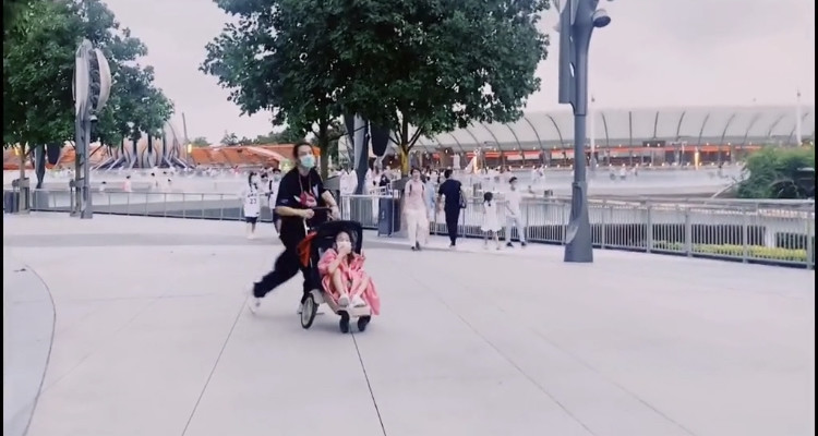 李承铉|戚薇李承铉携女儿游乐园度亲子时光，Lucky露正脸可爱十足