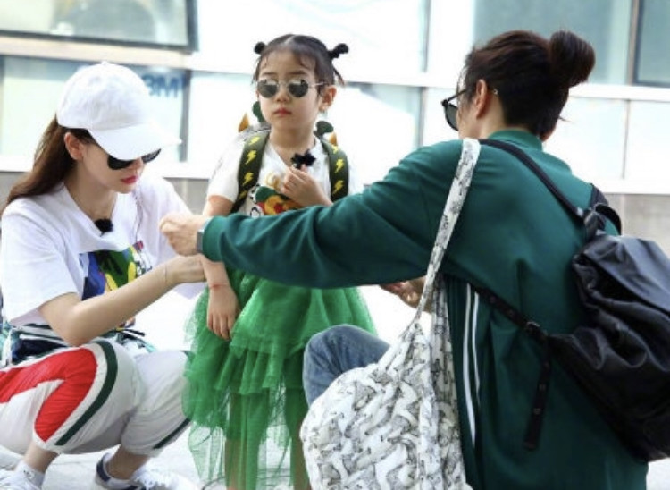 李承铉|戚薇李承铉携女儿游乐园度亲子时光，Lucky露正脸可爱十足