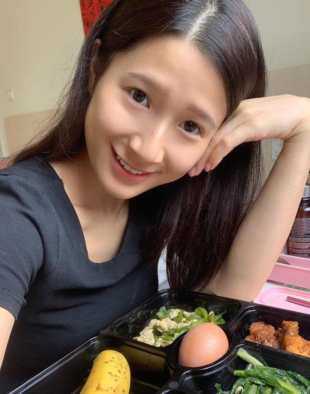 蔡颂思|26岁女星发文嫌弃隔离酒店，称第一次住二星级，网友三字评论亮了