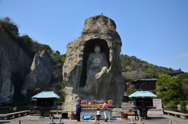 浙江四大石佛之一:高达20.8米双耳可供人穿行,旁边还有"倒立石"