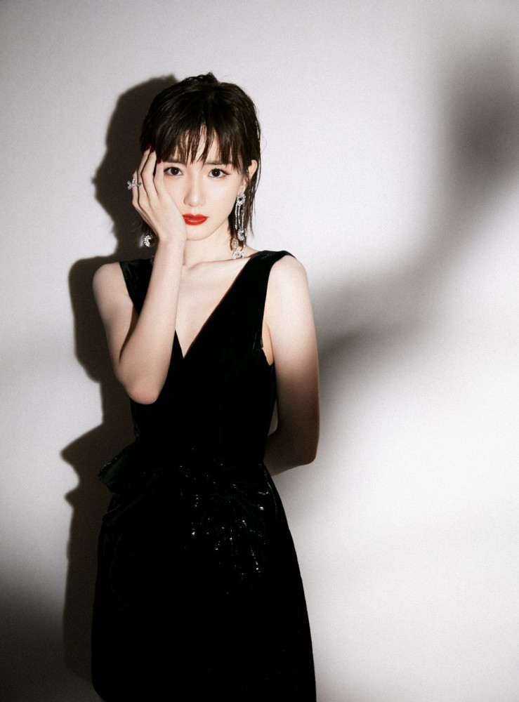 三十而已|三十而已结束后女主首同台，童瑶新造型神似章子怡，被赞气质独特