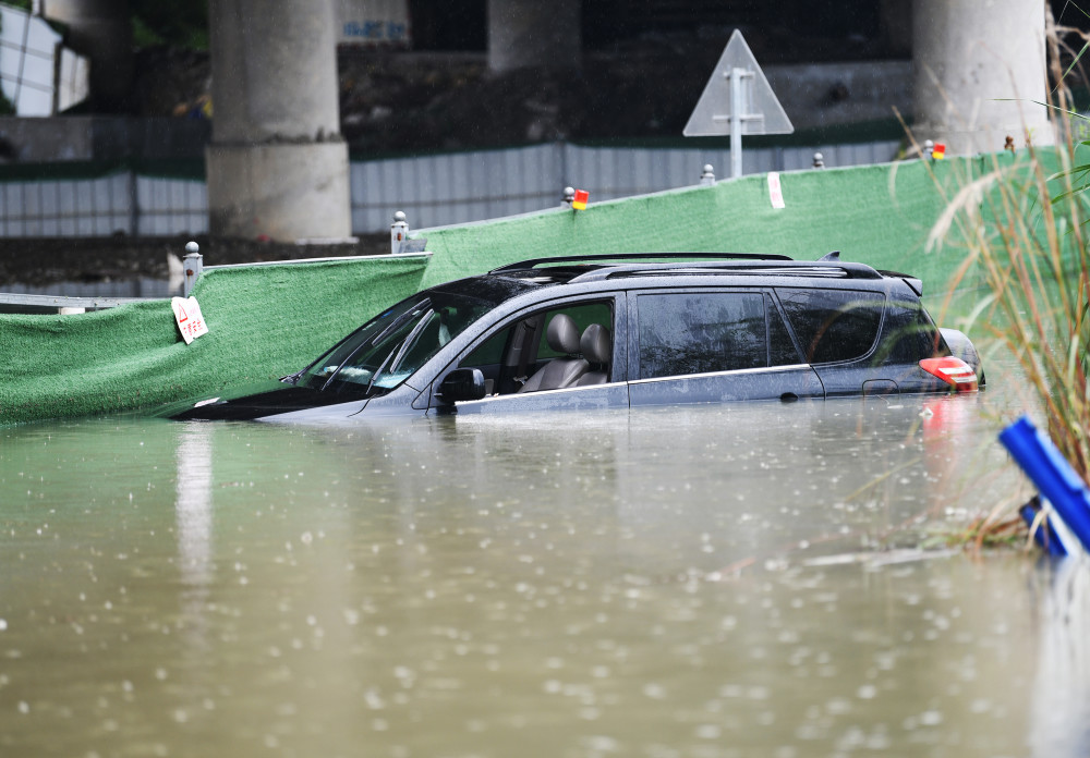 成都市区以及多个周边区县出现洪涝灾害,区域内多条道路实行交通管制