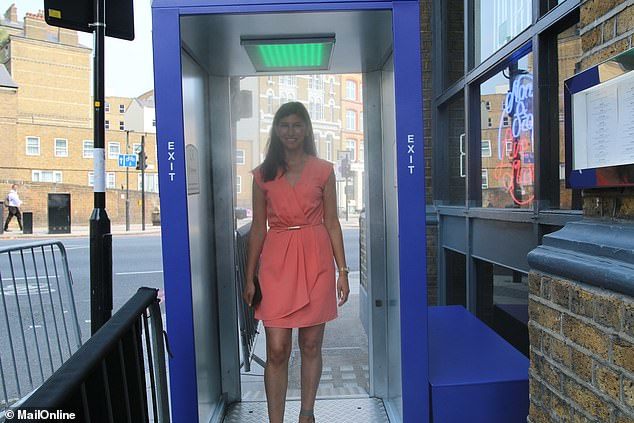 伦敦|伦敦酒吧出新招！量体温、过消毒通道，疫情安全和餐饮业两头抓