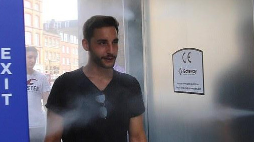 伦敦|伦敦酒吧出新招！量体温、过消毒通道，疫情安全和餐饮业两头抓