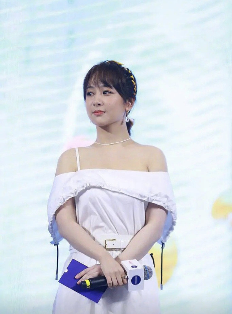 杨紫|杨紫多套造型曝光，高格调超时尚，小猴紫优雅侧脸让人无法拒绝